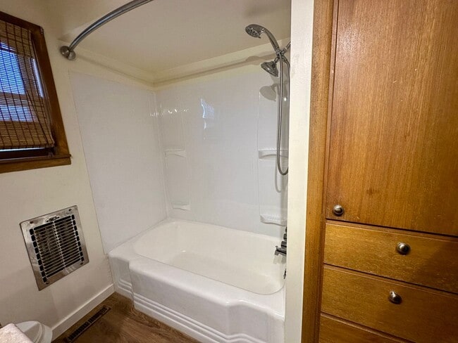 Building Photo - Spacious 3 Bedroom/1.5 Bath with a Bonus Room