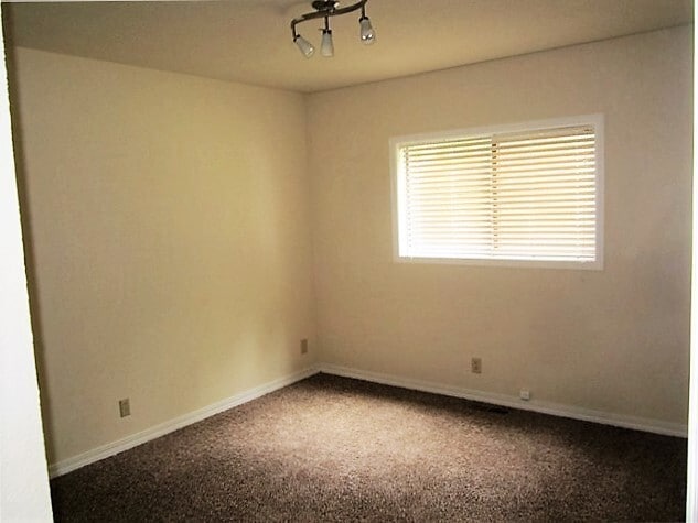 Building Photo - Home in Poulsbo!