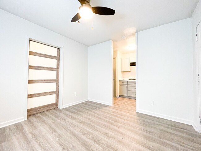 Building Photo - 1BD/1BA in Gated Complex