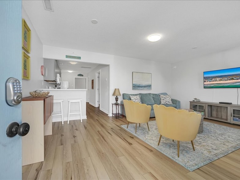 Building Photo - 604 N New River Dr