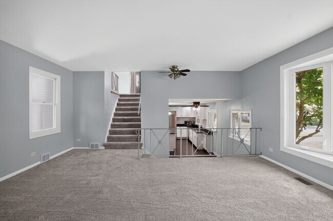 Building Photo - Spacious Stunning 3 BR House in Mount Prospect W/ Office/Playroom on Corner Lot