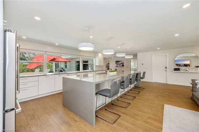 Building Photo - 409 Cypress Way E