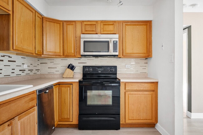 Building Photo - 9418 Bay Colony Dr