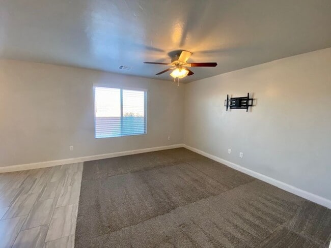 Building Photo - SPACIOUS TOWNHOME FOR RENT!