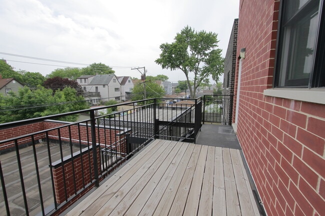 Building Photo - 4207 W Roscoe St