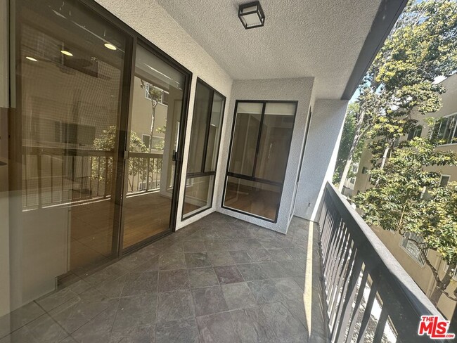 Building Photo - 324 N Palm Dr