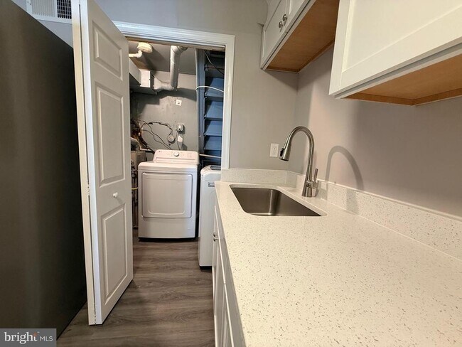 Building Photo - 2021 Kelmore Rd