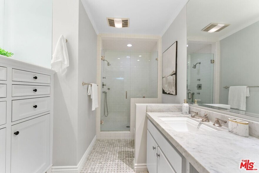 Building Photo - 906 N Doheny Dr