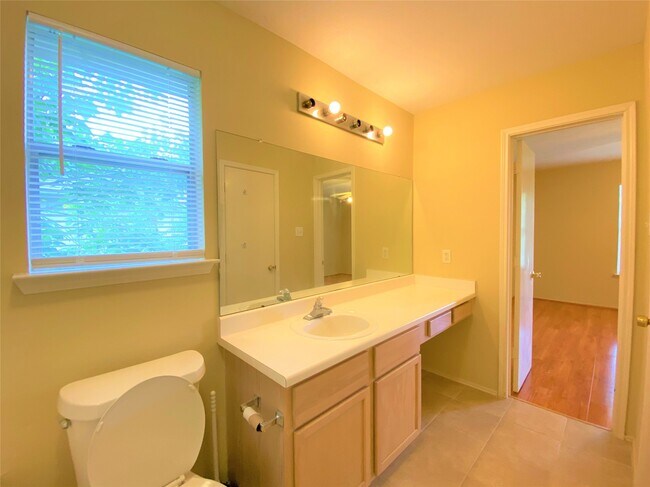 Building Photo - 8026 Golf Green Cir