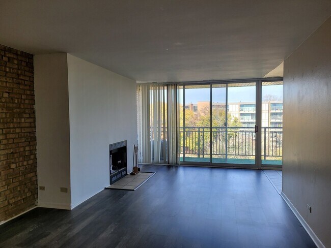 Building Photo - 6010 Oakwood Dr