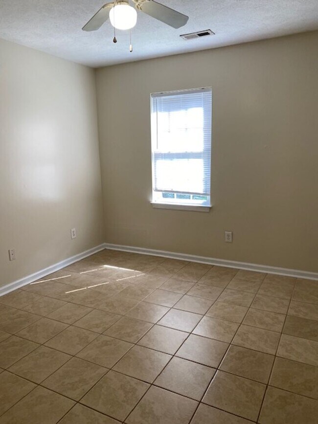 Building Photo - Home in Hillsdale