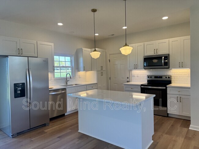 Building Photo - 204 Landmark Dr