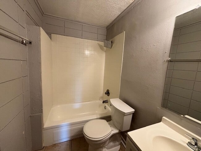 Building Photo - 881 Violet St