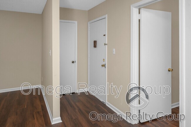 Building Photo - 425 Oakwood Ave