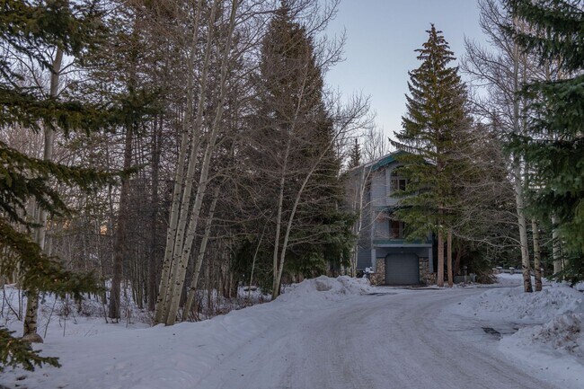 Building Photo - Attached garage! Beautiful views! Heart of...
