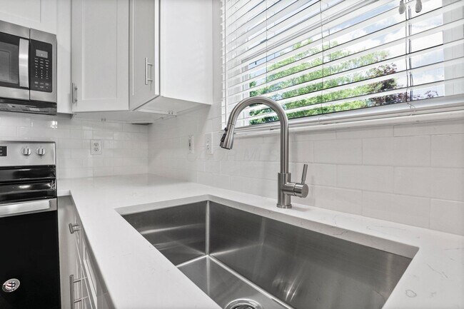 Building Photo - 5998 Blaverly Dr