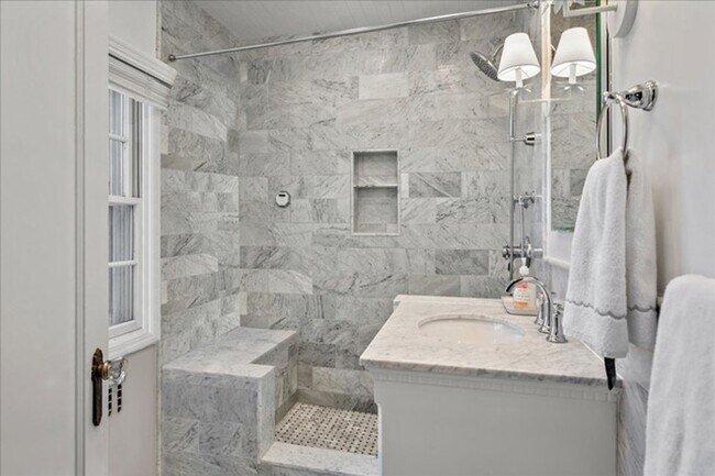 Building Photo - Manor Woods 5 Bedroom 2.5 Bathroom Colonial Home