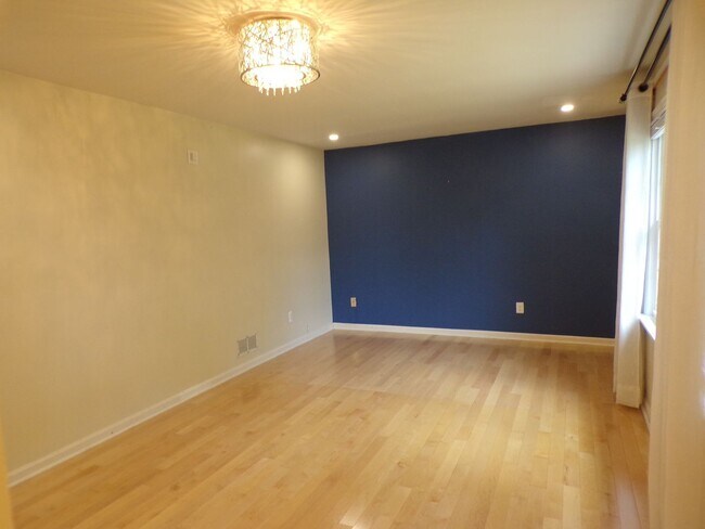 Building Photo - WOW Factor Home in Alexandria