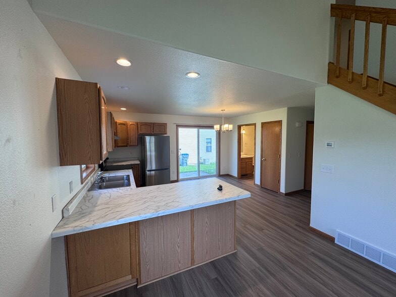 Building Photo - 627 E Pine St