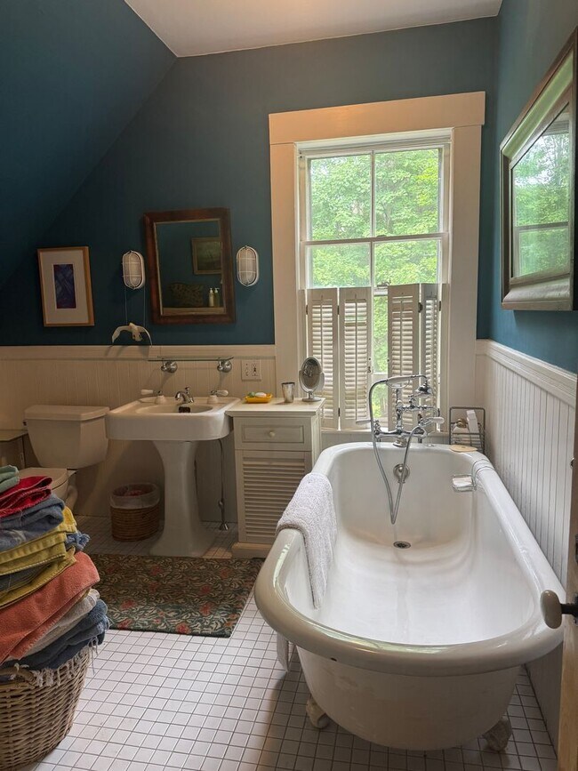 Building Photo - Short term- 4 Bedroom just two blocks from...