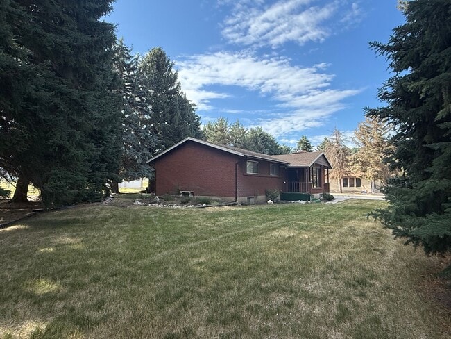 Building Photo - Beautiful home, large shade trees, walk to the lake, minutes to ski resorts