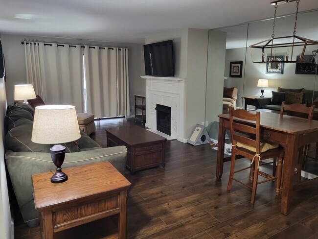 Building Photo - 950 E Rue de la Banque St