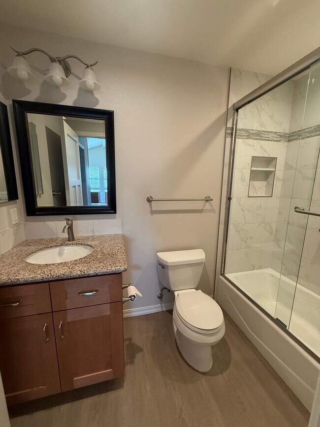 Building Photo - Updated 2 Bedroom/ 2 Bathroom Duplex in Coffee Park!