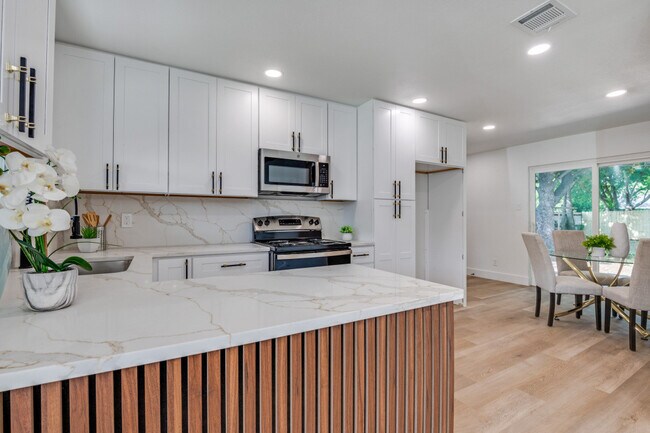 Building Photo - 7826 Woodshire Dr