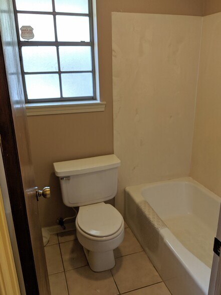 Hall Bath - 2610 Bernwood Dr