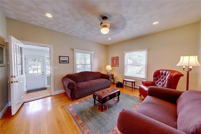 Building Photo - Providence/Elmhurst – Gorgeous Single Fami...