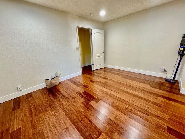 Building Photo - Spacious 4 Bed/2Ba Home in Richmond with Large Backyard!