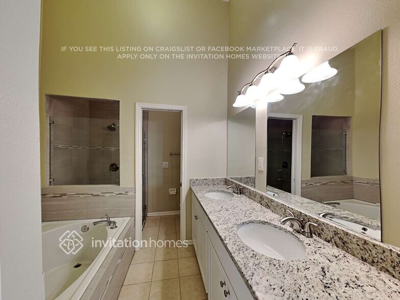 Building Photo - 14149 Castle Rock Dr