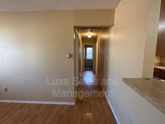 Building Photo - 116 W Rose Dr