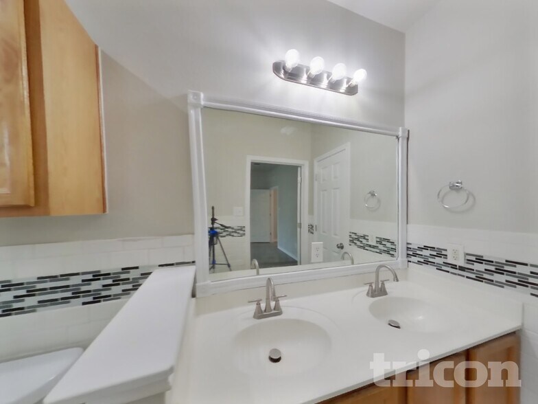 Building Photo - 11602 Morgan's Point St