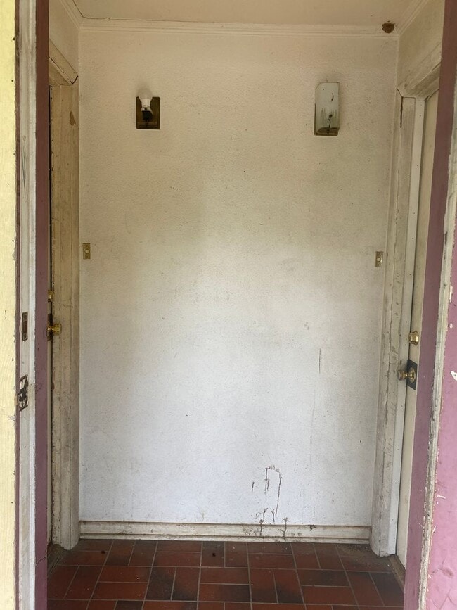 Building Photo - 1-bed/1-bath Duplex!