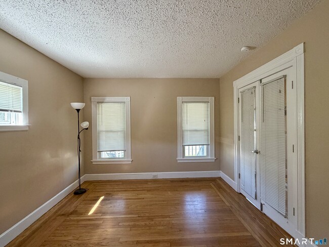 Building Photo - 11 Hine St