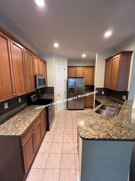 Building Photo - 3 Bed/3 Bath