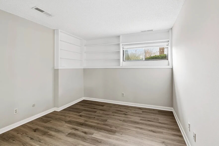 Building Photo - 2103 Melrose Dr