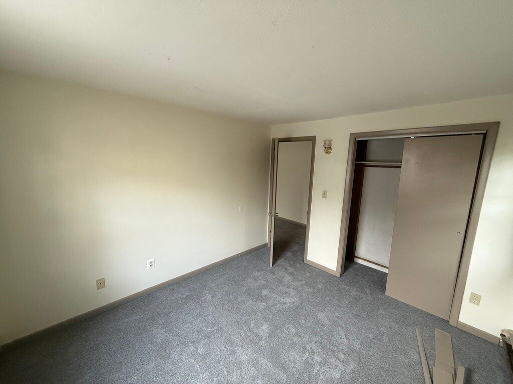 Building Photo - 372 Park St