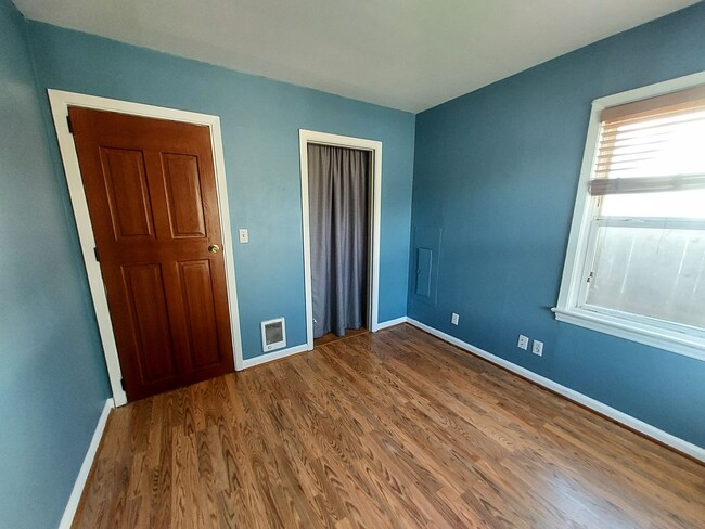 Building Photo - 2 bedroom 1 bath home with huge fenced in ...