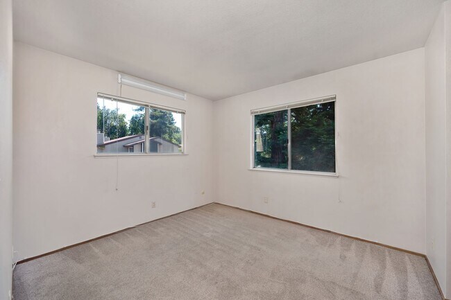 Building Photo - Prime location near downtown, airport, din...
