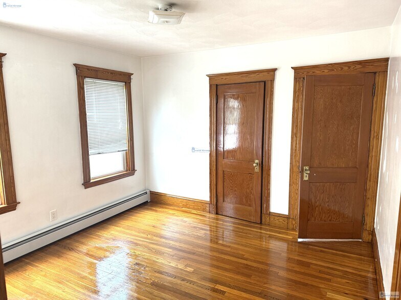Building Photo - 49 Varnum St