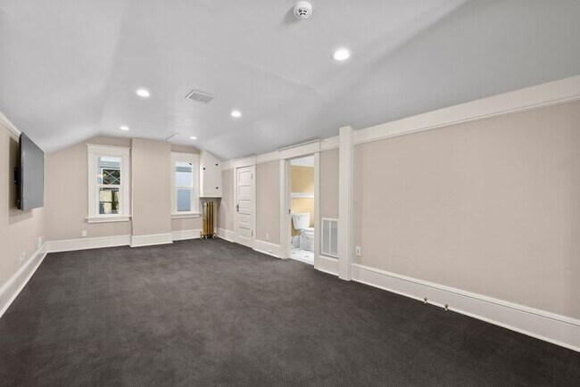 Building Photo - Stunning 1909 Craftsman w/ AC in Coveted Capitol Hill