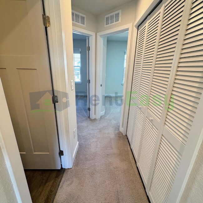 Building Photo - 225 Goldenstar Ln