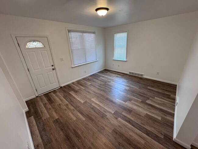 Building Photo - Fully Updated 3-Bed 1-Bath House w/ Covered Porch in Christy Park!!!