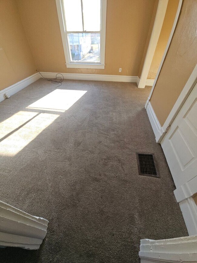 Building Photo - 706 Spring St