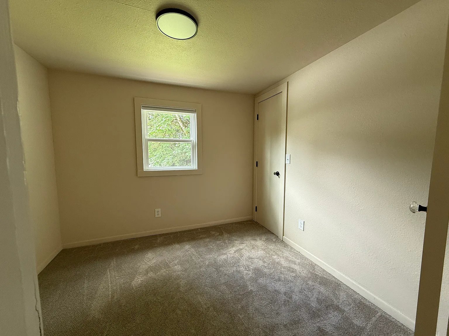 Building Photo - 7870 SW West Slope Dr