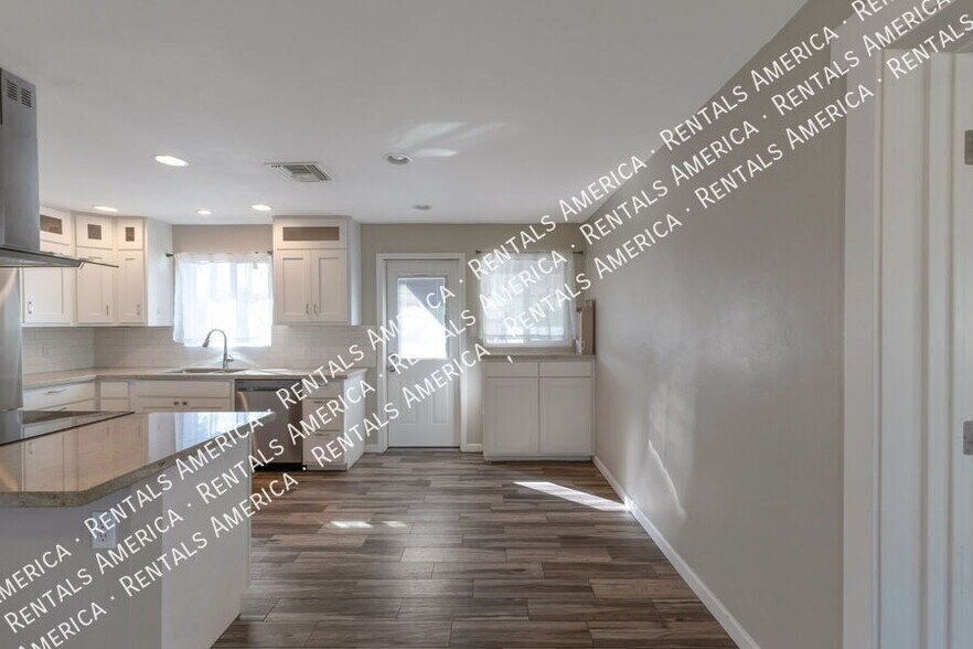 Building Photo - 2558 E Alta Vista St