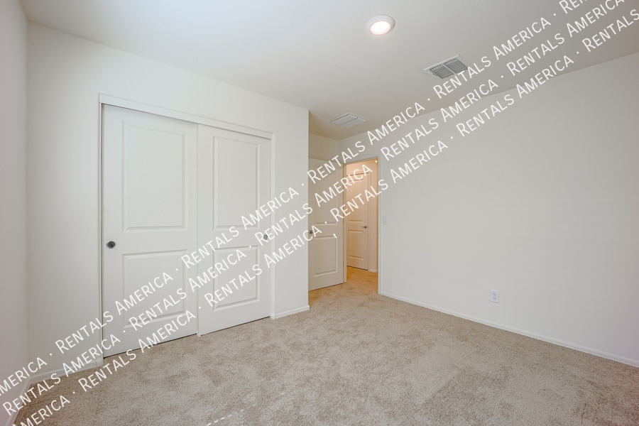 Building Photo - 466 W Black Hawk Pl