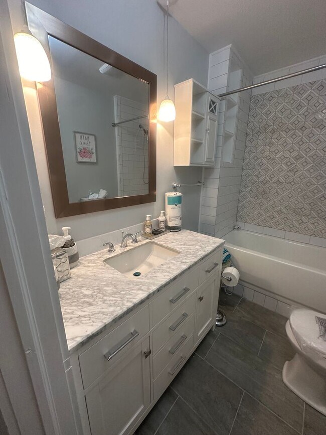 Building Photo - 3 bedroom 2 bath beautiful home with tons of character!